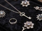 Wenn Schmuck Geheimnisse trägt: Die verborgene Sprache von Ringen, Broschen & Ketten